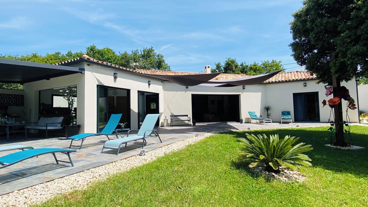 Photo of Outdoor in Sainte-Cecile-les-Vignes
