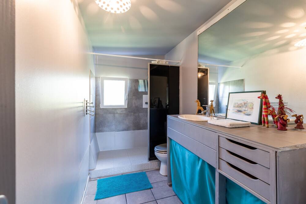 Photo of Bathroom in Saint-Yzans-de-Medoc