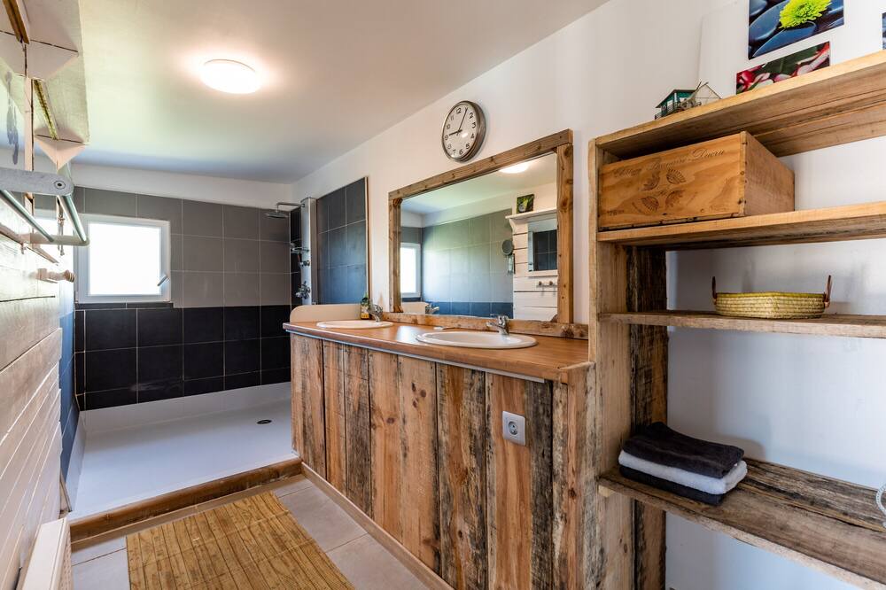 Photo of Bathroom in Saint-Yzans-de-Medoc