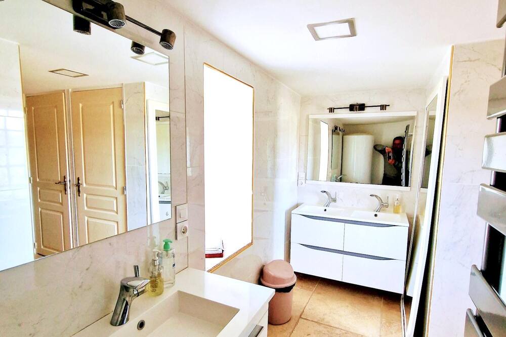 Photo of Bathroom in Chomerac