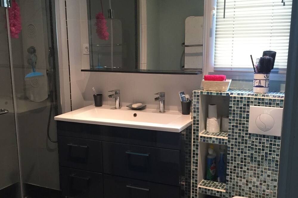 Photo of Bathroom in Gaillan-en-Medoc