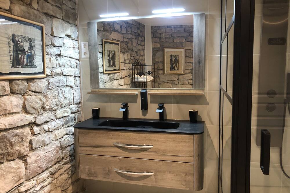 Photo of Bathroom in Bozouls