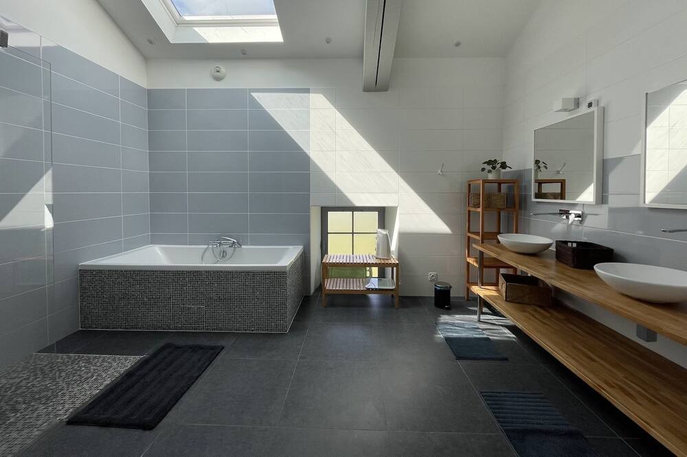 Photo of Bathroom in Lahonce