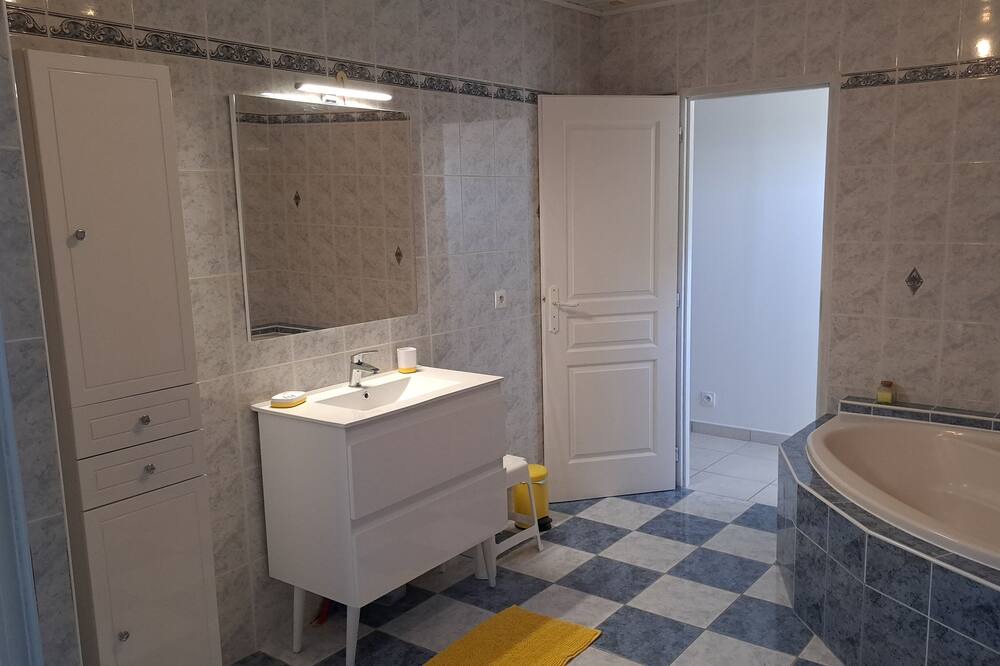 Photo of Bathroom in Lesparre-Medoc