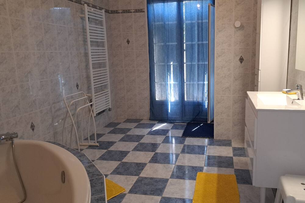 Photo of Bathroom in Lesparre-Medoc