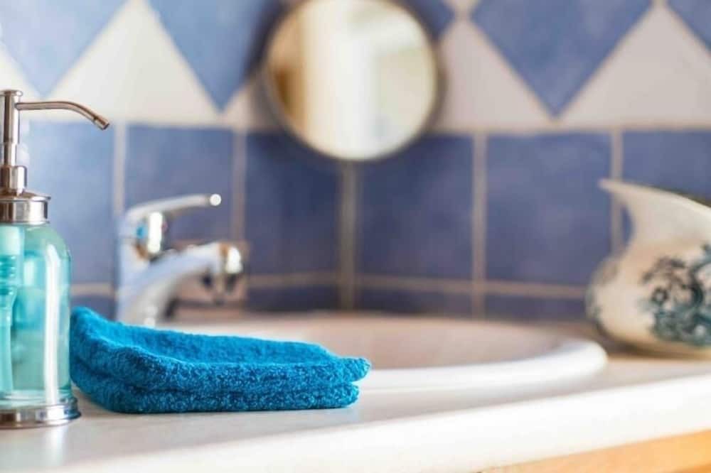 Photo of Bathroom in Castelnau-Pegayrols