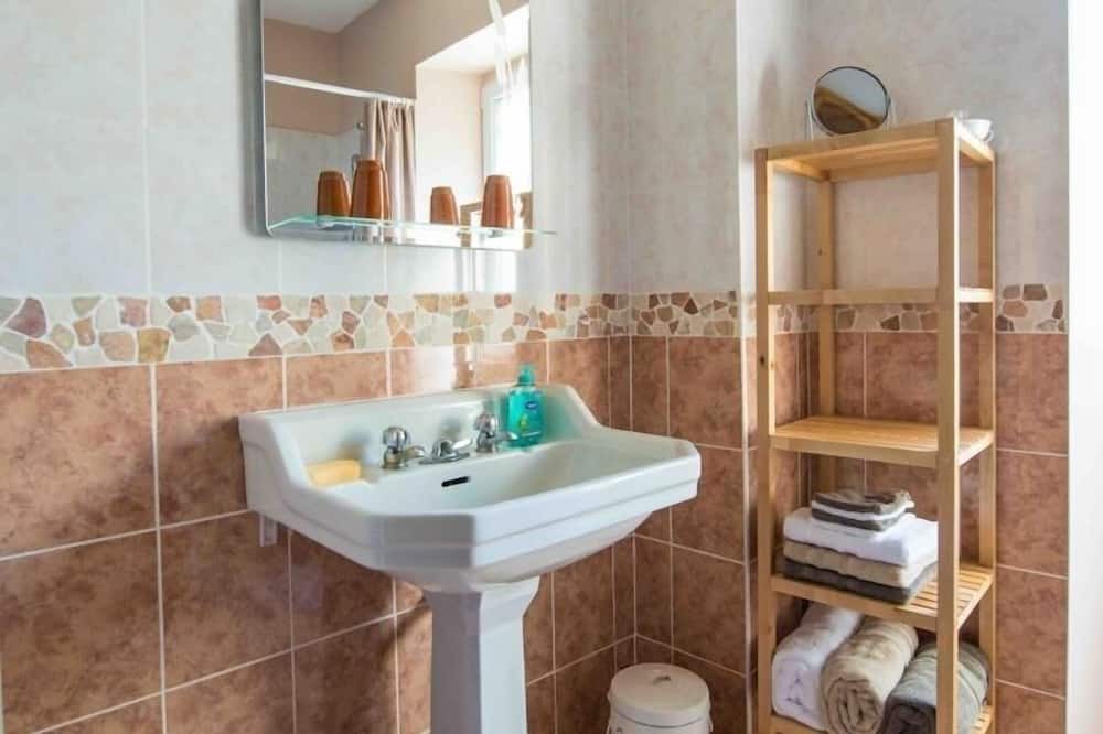 Photo of Bathroom in Castelnau-Pegayrols