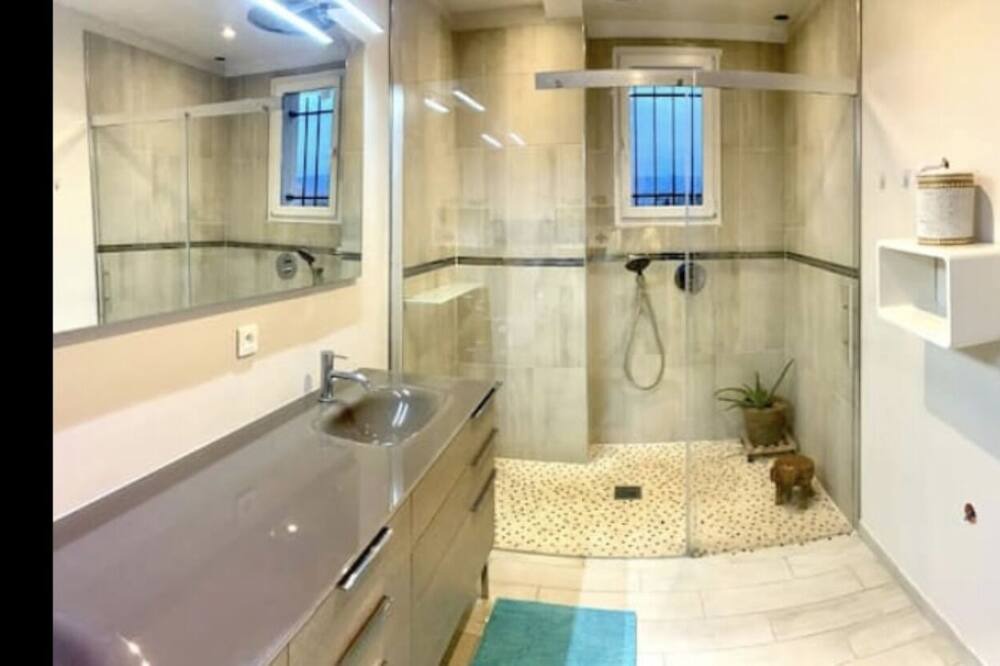 Photo of Bathroom in Charleval