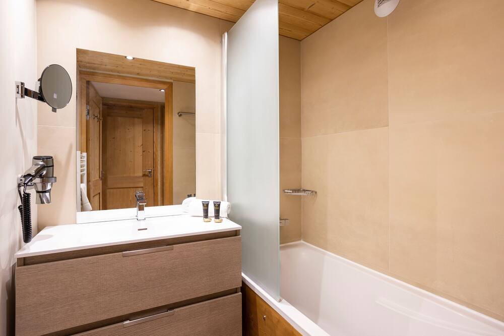 Photo of Bathroom in Eclose-Est