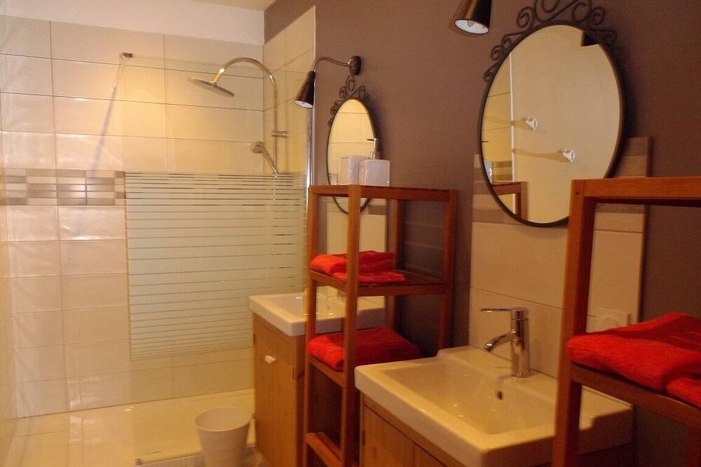 Photo of Bathroom in Laroquebrou