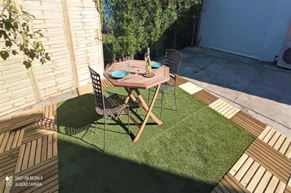 Photo of Patio Balcony in Saint-Julien-les-Rosiers
