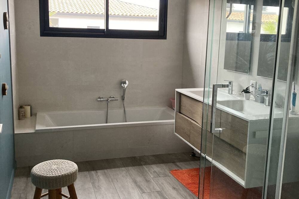 Photo of Bathroom in Lansargues