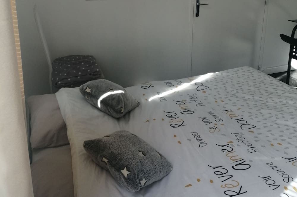 Photo of Bedroom in Camaret-sur-Aigues