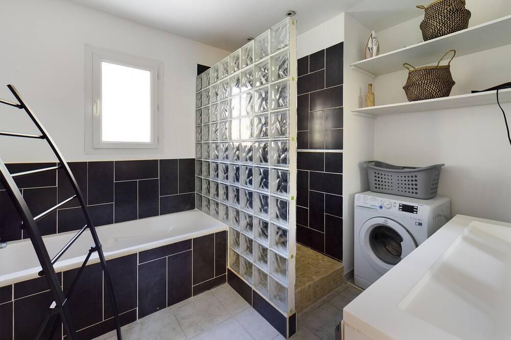 Photo of Bathroom in St.-Remy-de-Provence
