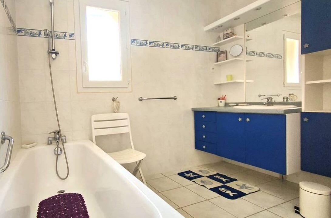 Photo of Bathroom in Behobie