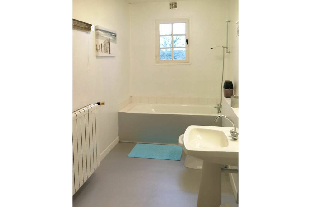 Photo of Bathroom in Comiac