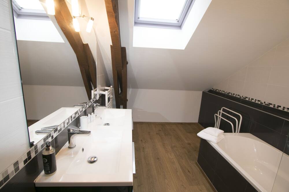 Photo of Bathroom in Linac