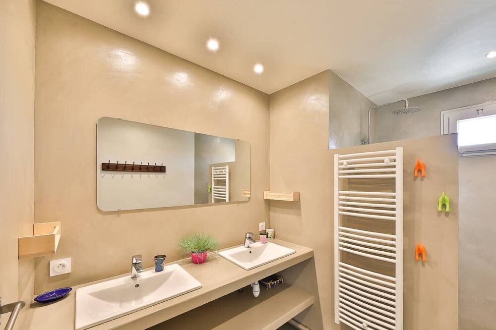 Photo of Bathroom in Sainte-Cecile-les-Vignes