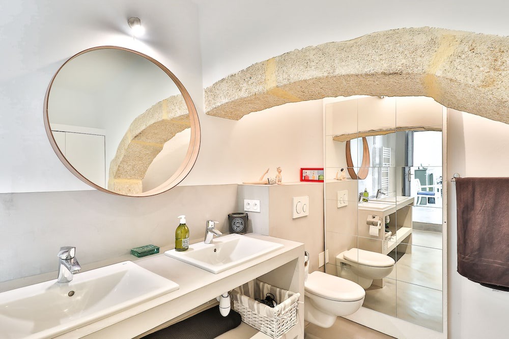 Photo of Bathroom in Sainte-Cecile-les-Vignes