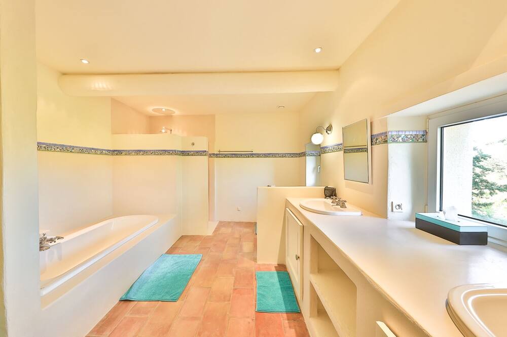 Photo of Bathroom in Sainte-Cecile-les-Vignes