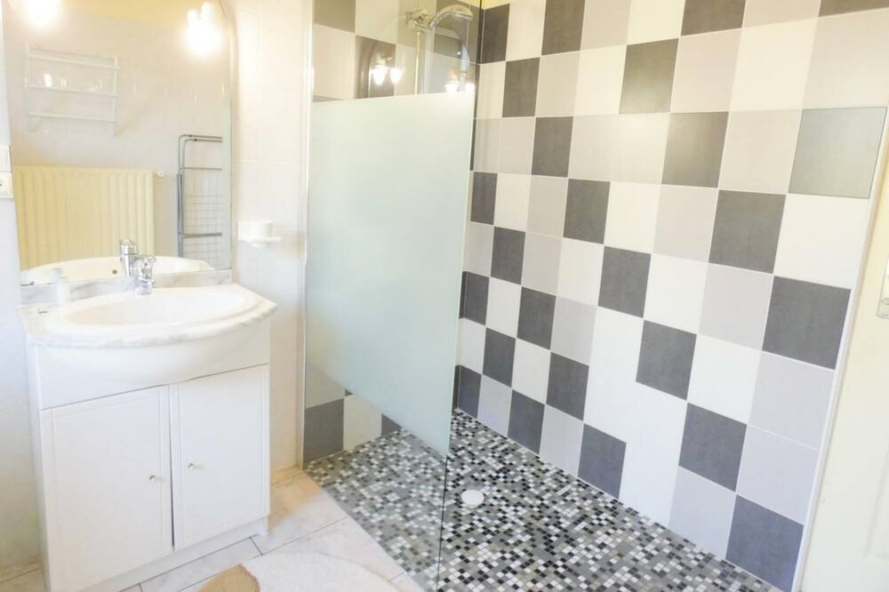 Photo of Bathroom in Saint-Martin-de-Seignanx