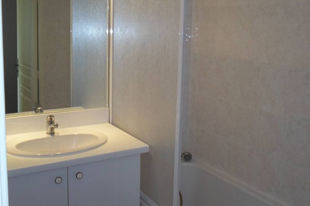 Photo of Bathroom in Sainte-Cecile-les-Vignes