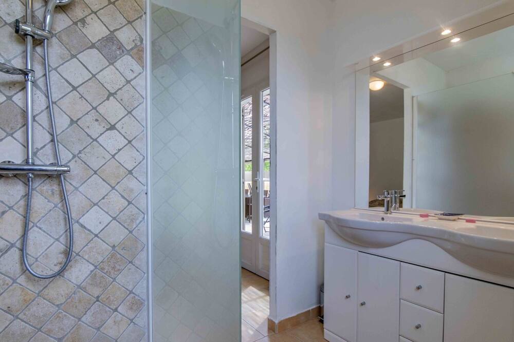 Photo of Bathroom in Pernes-les-Fontaines