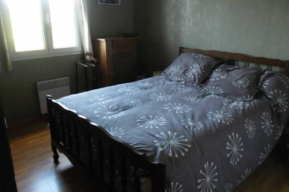 Photo of Bedroom in Saint-Julien-les-Rosiers