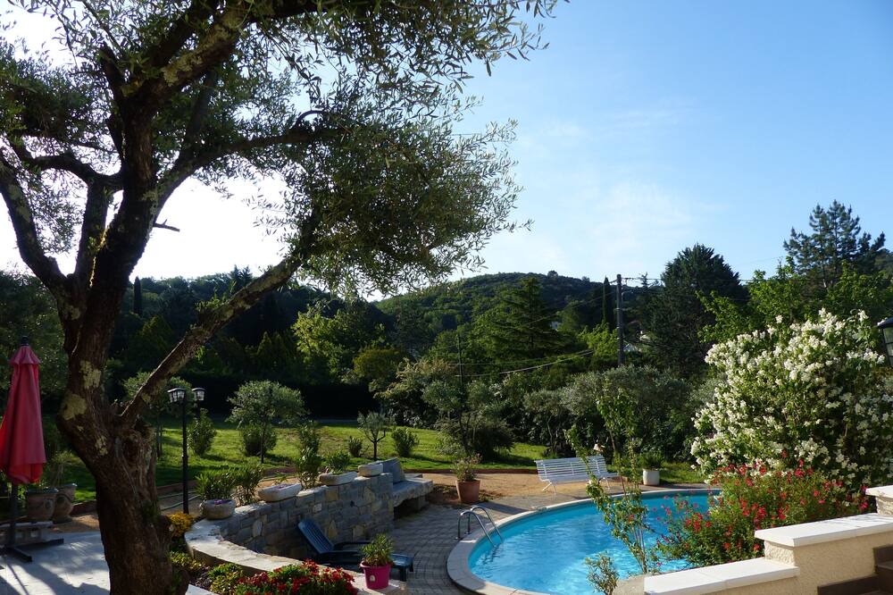 Photo of Outdoor in Saint-Julien-les-Rosiers