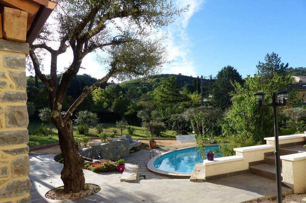 Photo of Outdoor in Saint-Julien-les-Rosiers