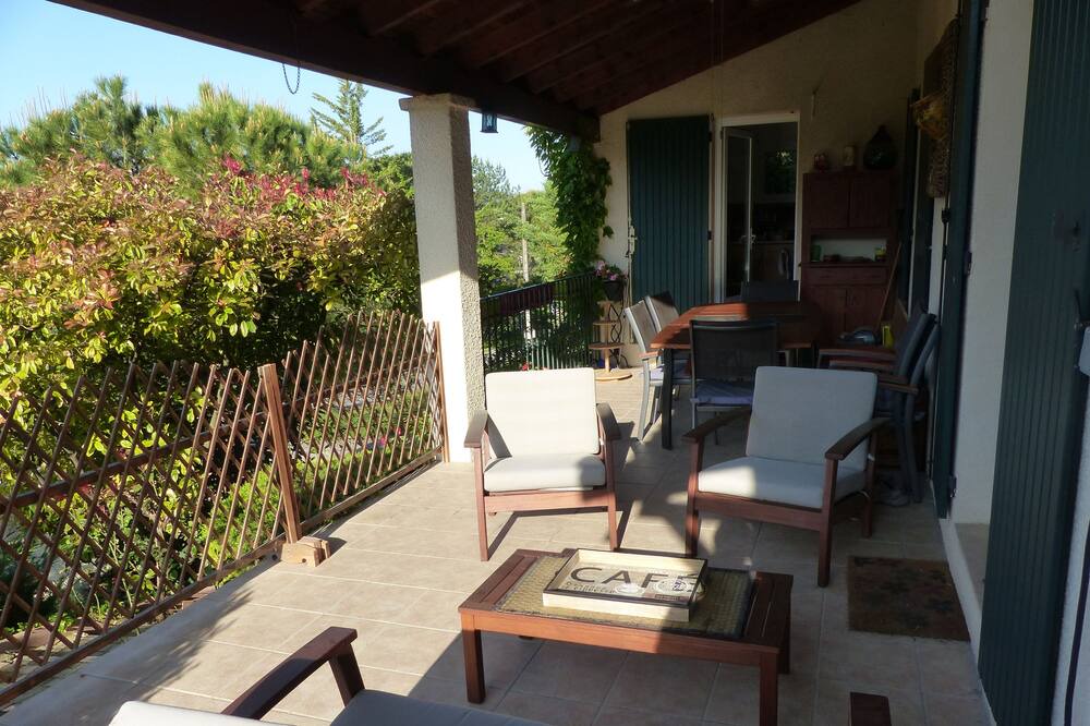 Photo of Patio Balcony in Saint-Julien-les-Rosiers