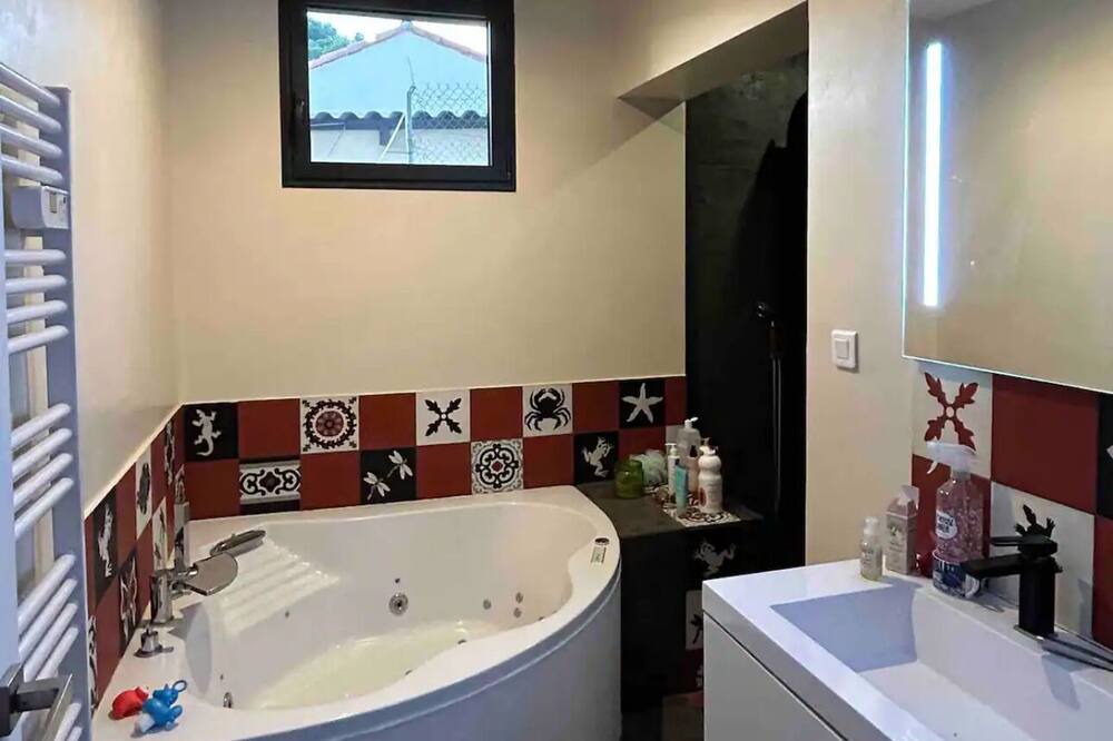 Photo of Bathroom in Ensues-la-Redonne