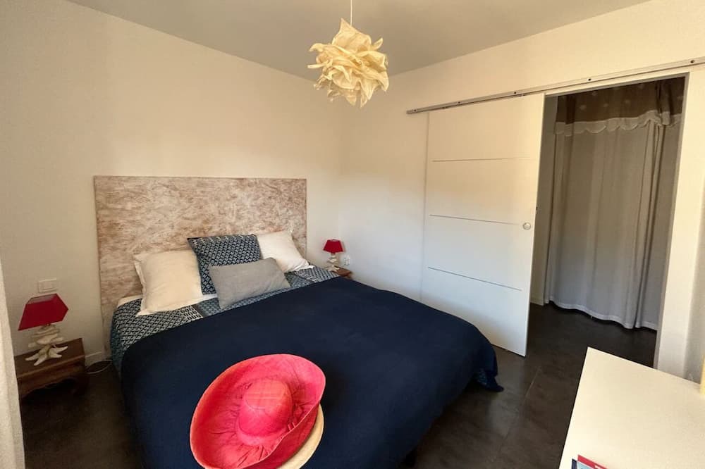 Photo of Bedroom in Ensues-la-Redonne