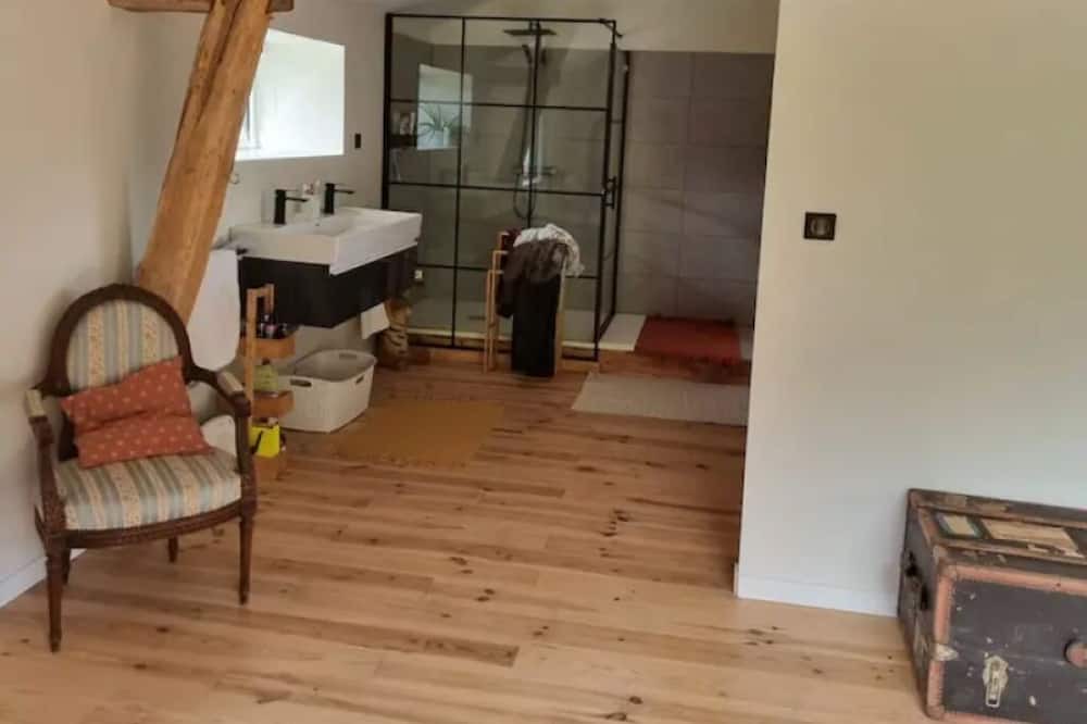 Photo of Bathroom in Montserie