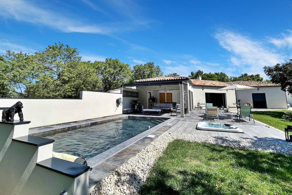 Photo of Outdoor in Sainte-Cecile-les-Vignes