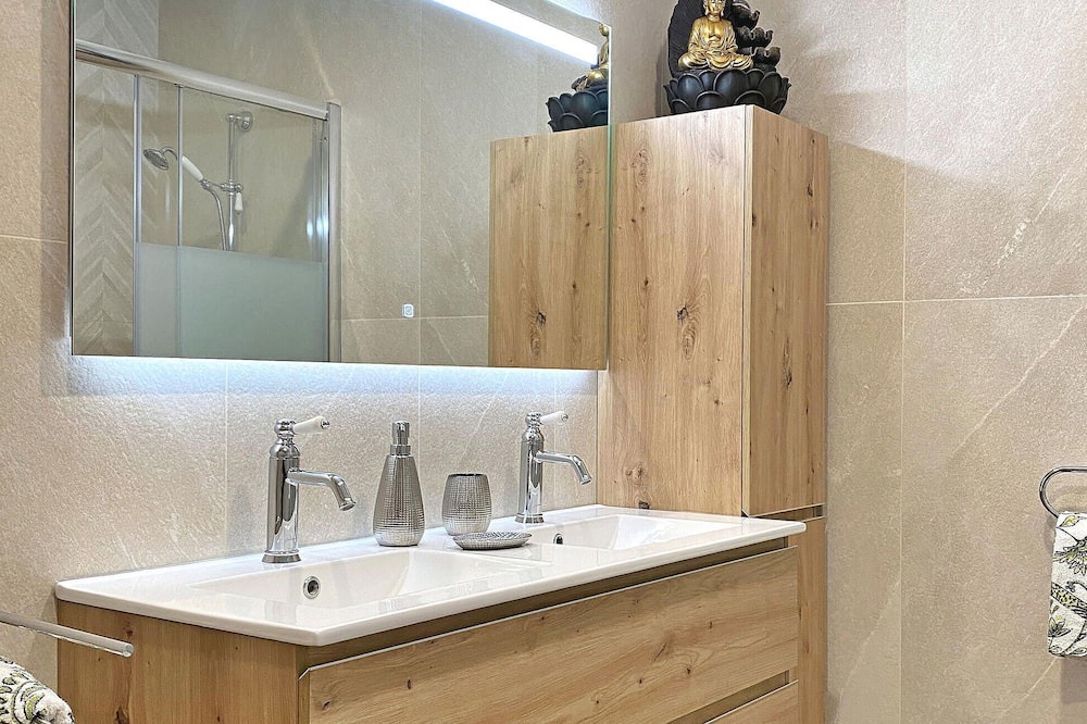 Photo of Bathroom in Sainte-Cecile-les-Vignes