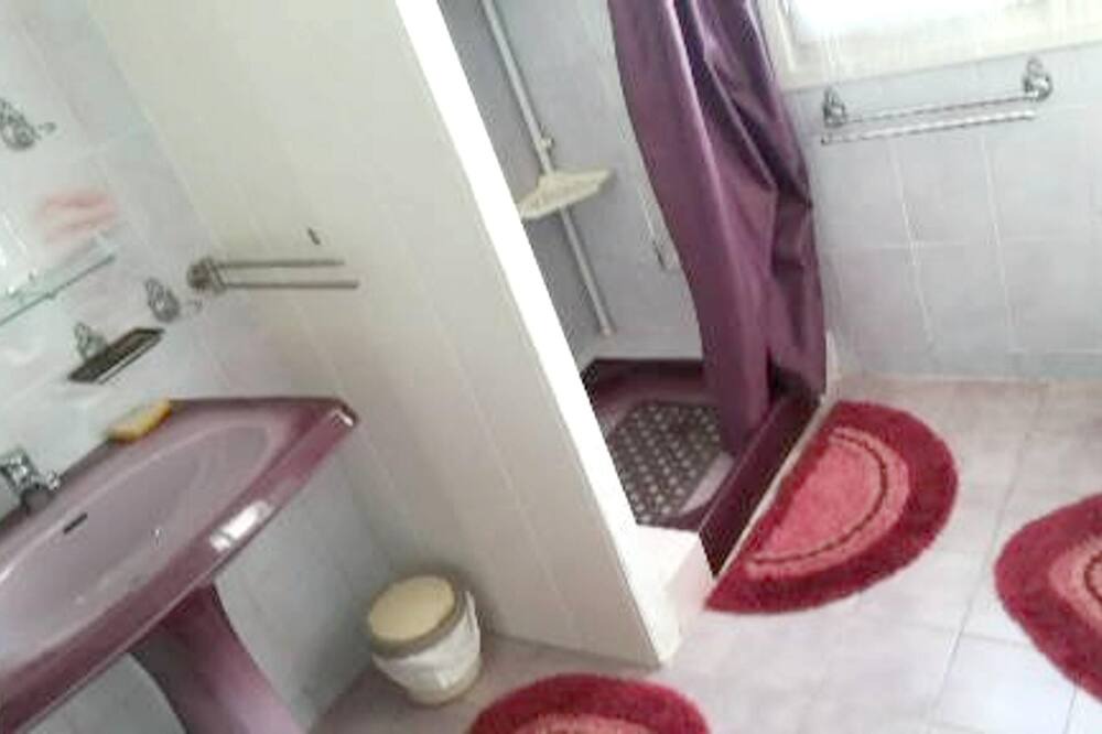 Photo of Bathroom in Villeneuve d'Aveyron