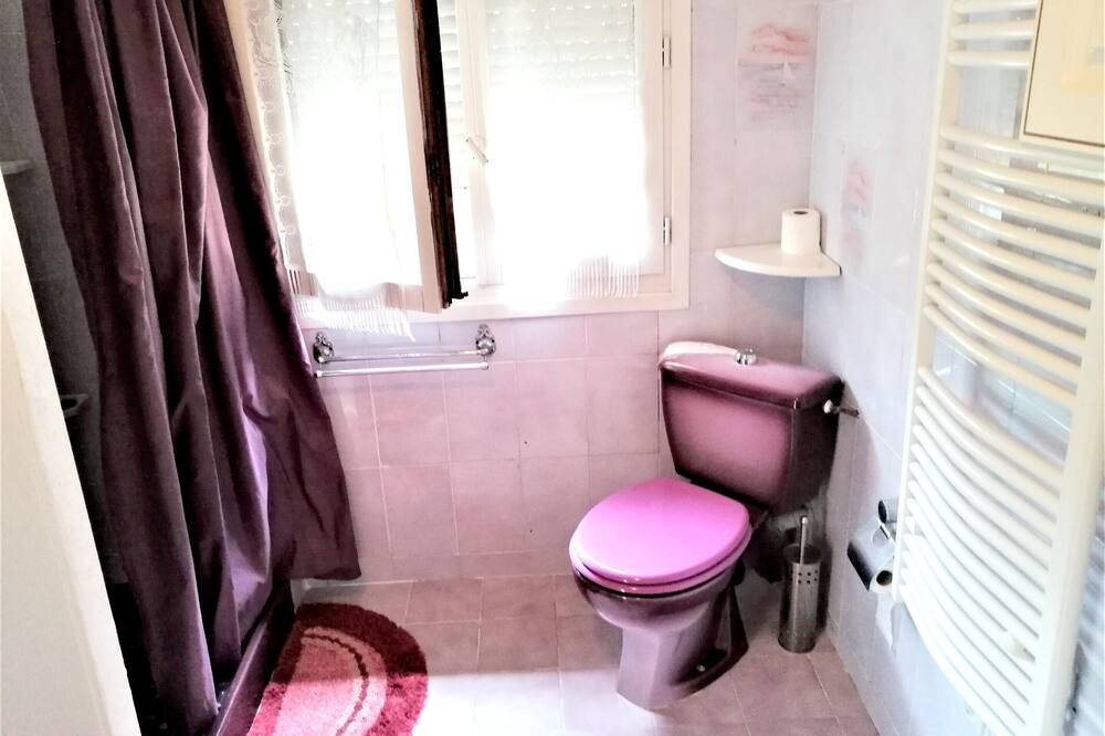 Photo of Bathroom in Villeneuve d'Aveyron