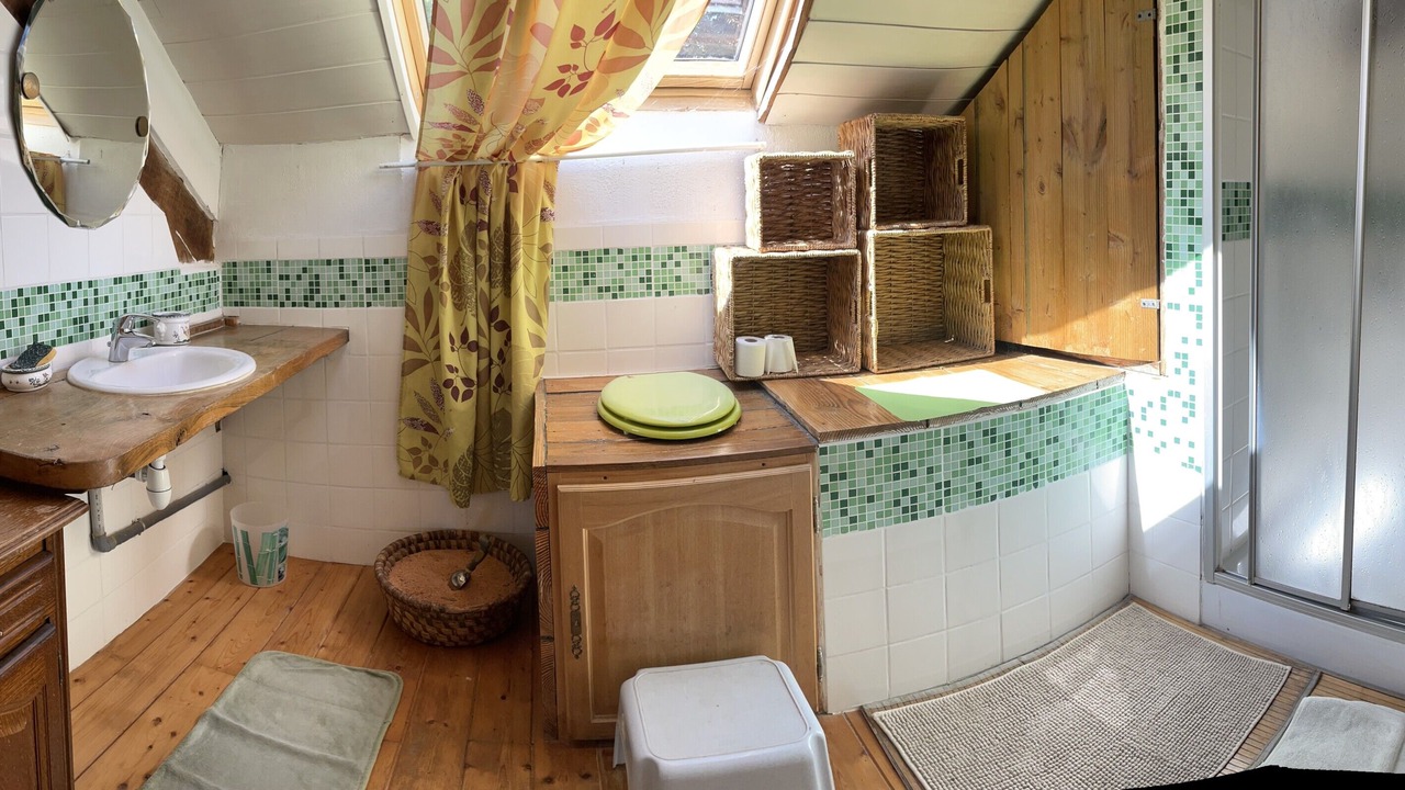 Photo of Bathroom in Camps-Saint-Mathurin-Leobazel
