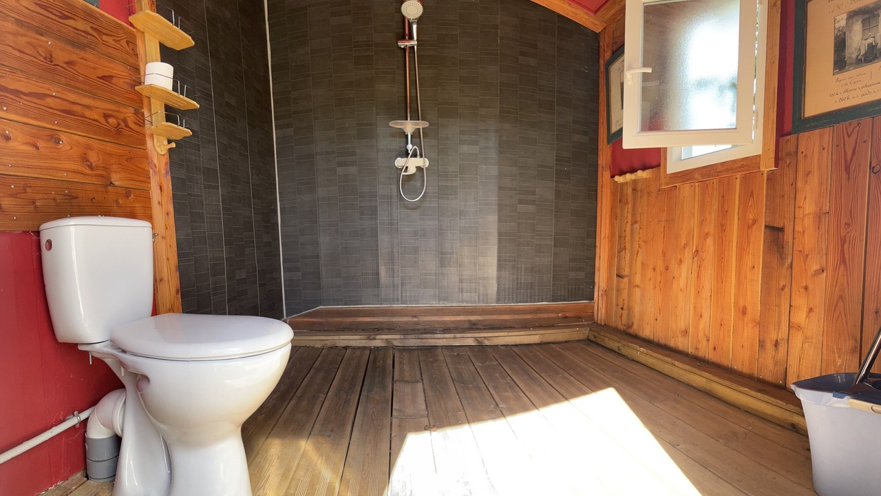 Photo of Bathroom in Camps-Saint-Mathurin-Leobazel