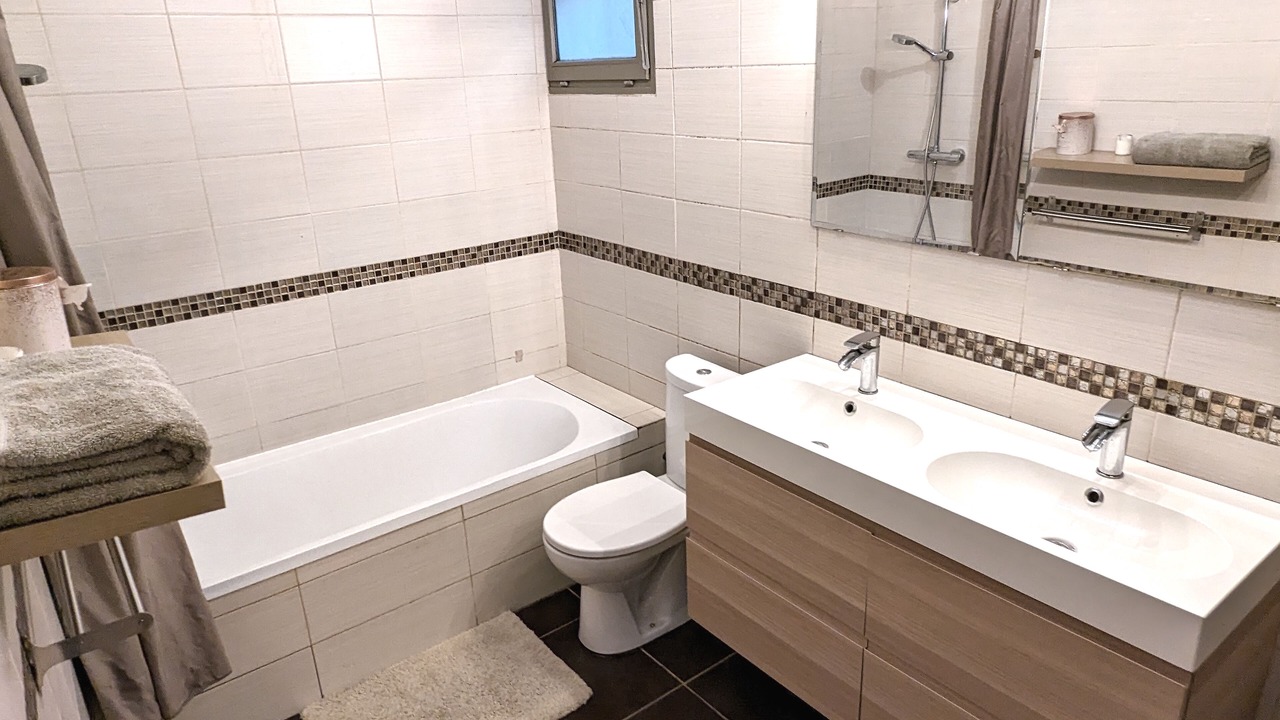 Photo of Bathroom in Jouques