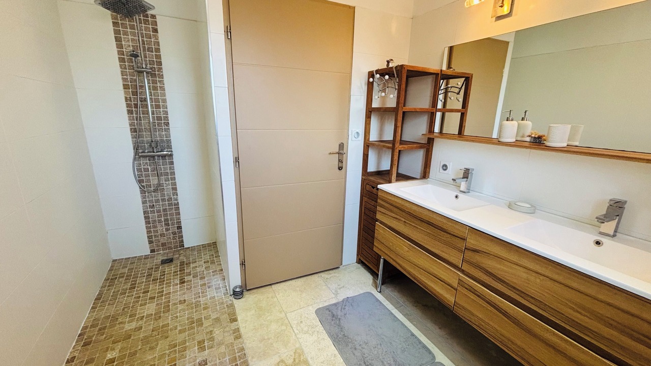 Photo of Bathroom in Saint-Laurent-d'Aigouze