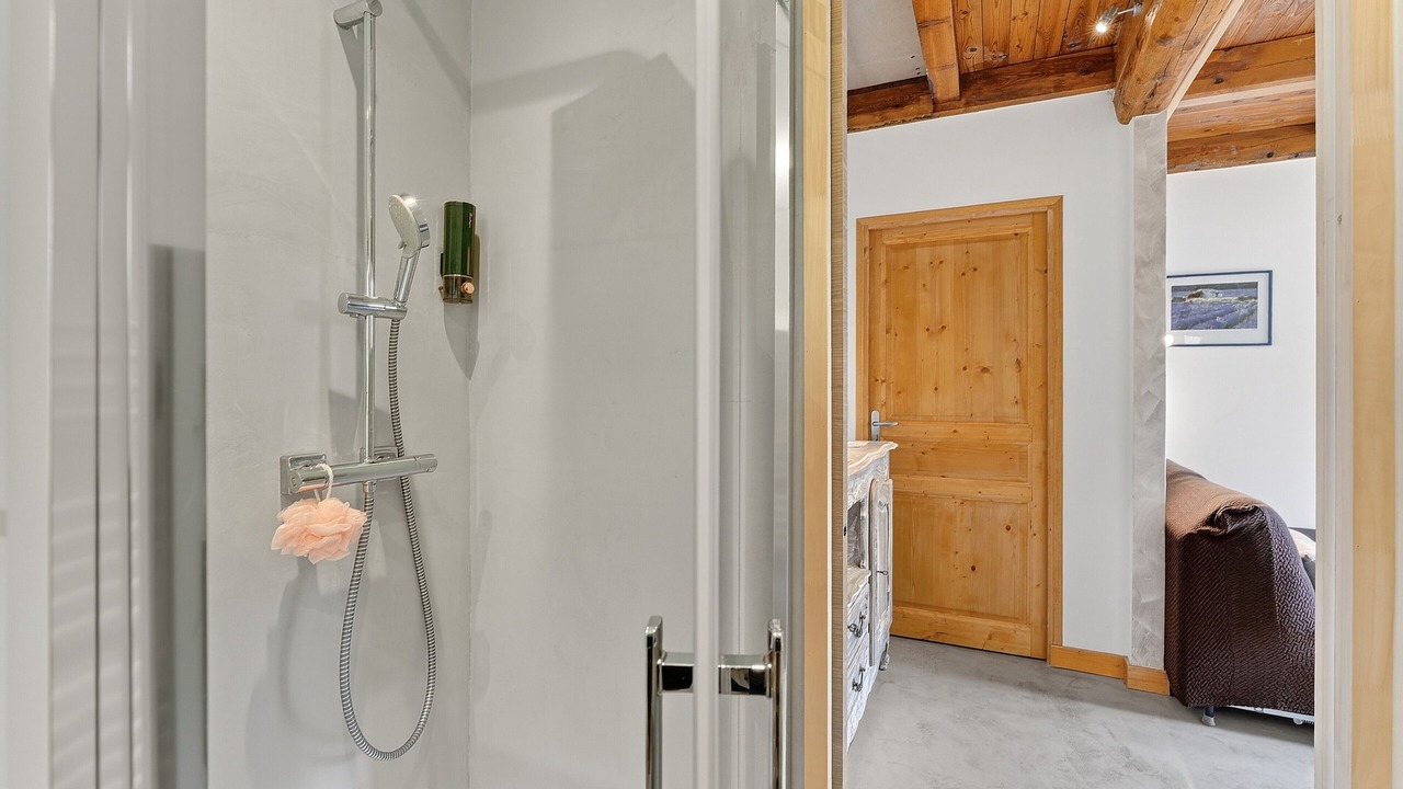 Photo of Bathroom in Entraunes
