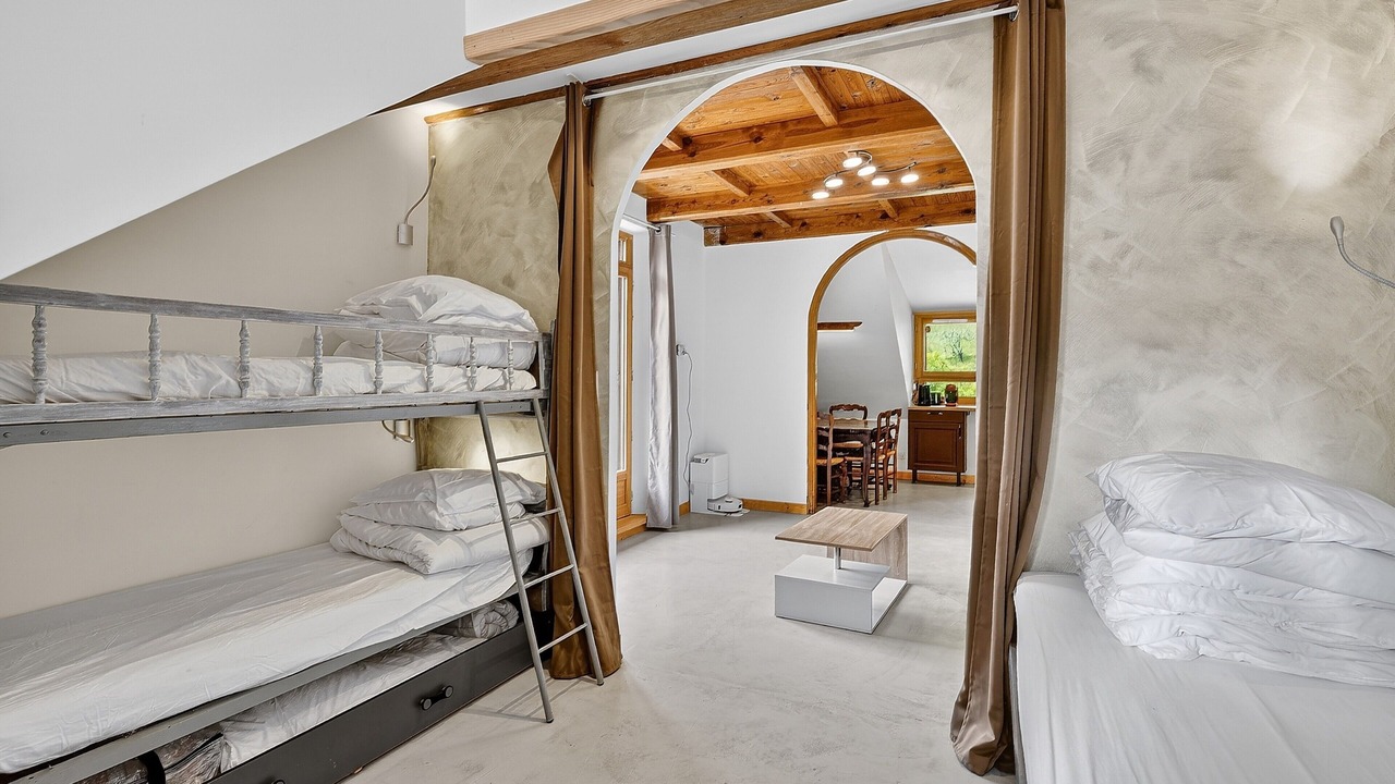Photo of Bedroom in Entraunes