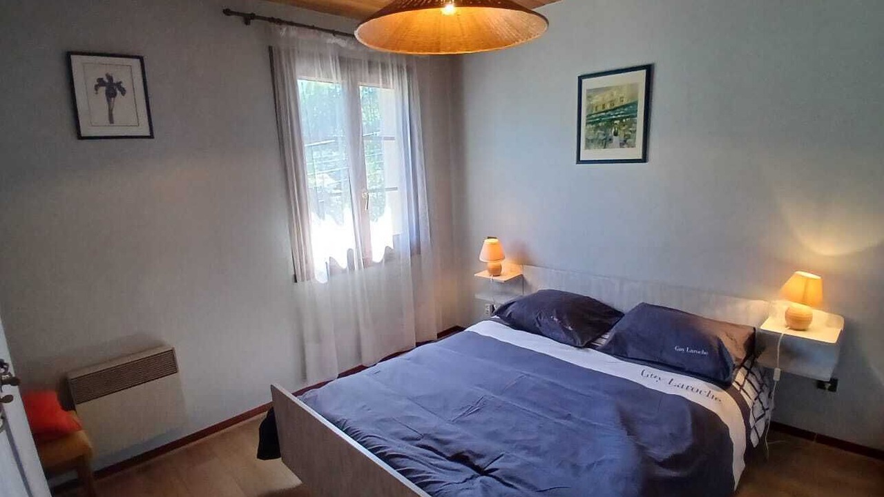 Photo of Bedroom in Campan