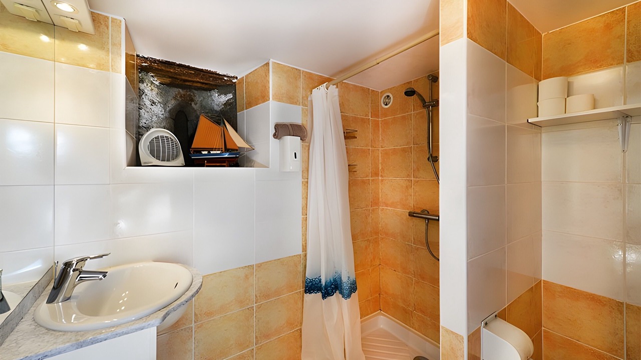 Photo of Bathroom in Castelnau-Pegayrols
