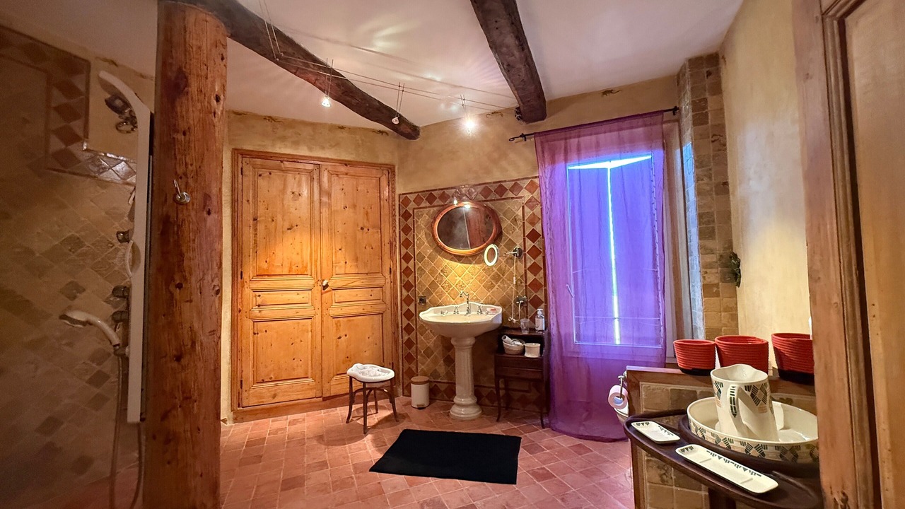 Photo of Bathroom in Violes
