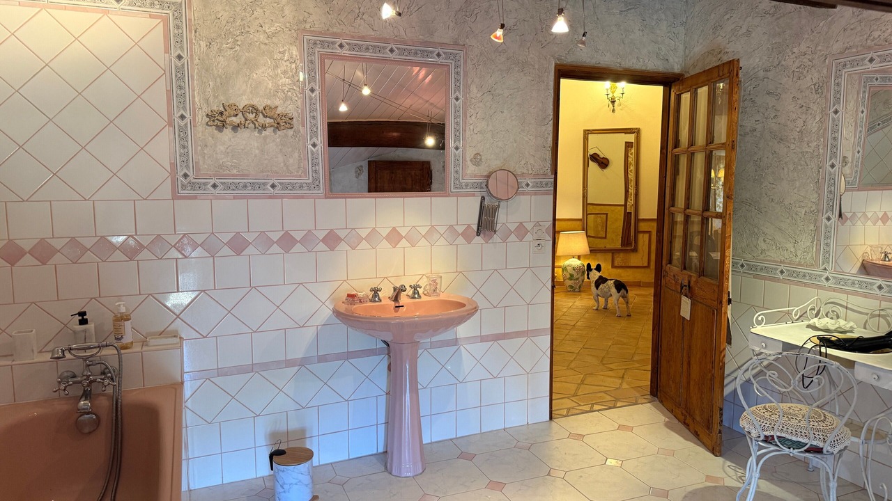 Photo of Bathroom in Violes