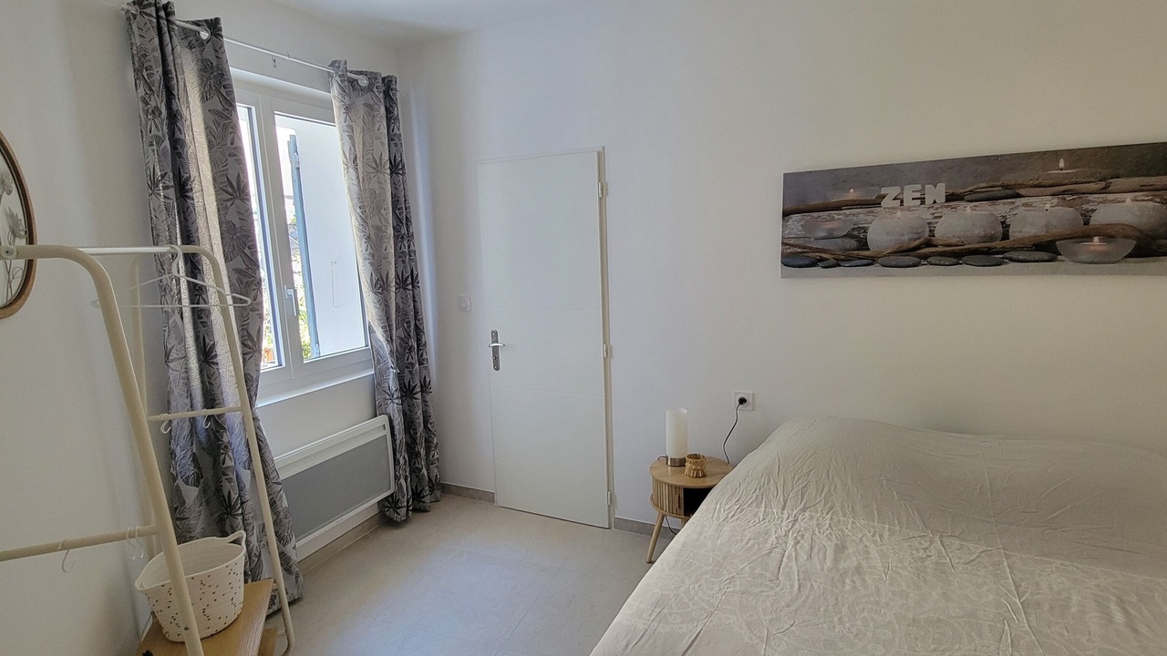 Photo of Bedroom in Sainte-Cecile-les-Vignes