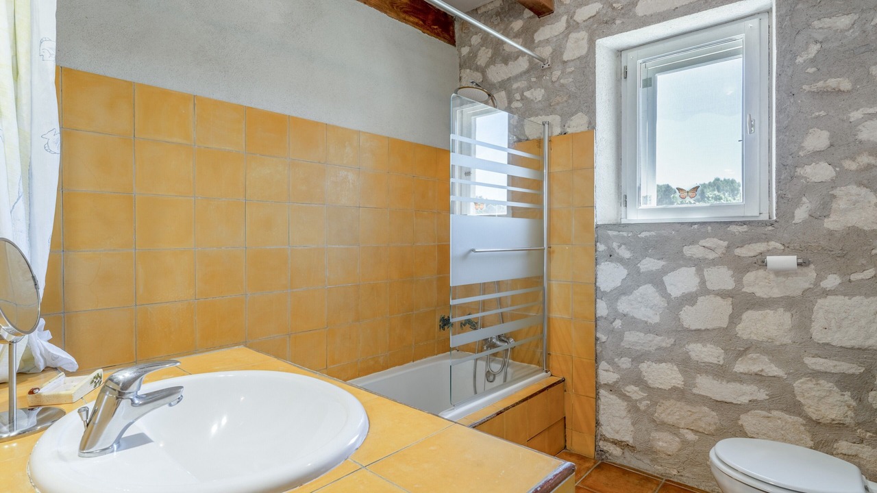 Photo of Bathroom in Les Baux-de-Provence